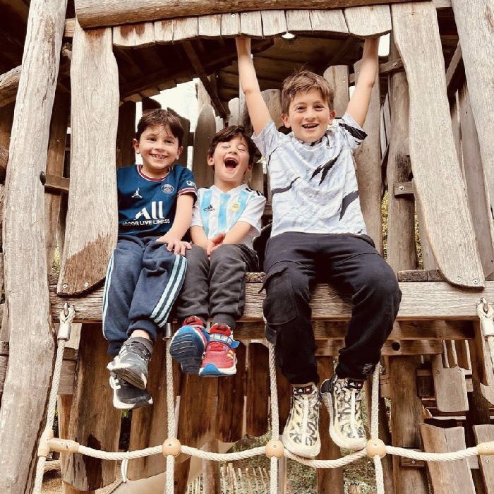  Mateo (far left) has a great passion for teasing his father and brother. (Photo: IG Antonela)