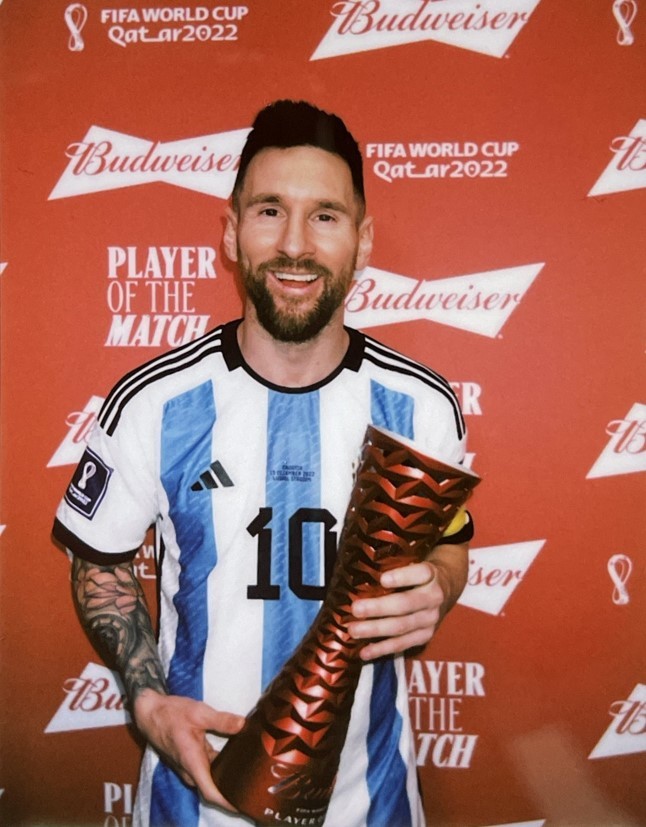 Bộ sưu tập danh hiệu của Messi đã khiến bóng đá thế giới phải ngưỡng mộ. Tuy nhiên, World Cup là giải đấu mà siêu sao này mong muốn giành được. Chọn hình ảnh liên quan để khám phá thêm về những chiến tích của Messi tại World Cup.