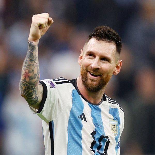 Siêu sao bóng đá Messi từng cống hiến cho đội tuyển Argentina những pha bóng đầy kỹ thuật và uy lực. Anh đã luôn là cái tên được mong chờ ở mỗi kỳ World Cup và rất nhiều người mơ ước được nhìn thấy anh nắm chặt chiếc cúp vàng World Cup.