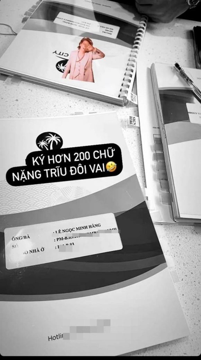  Minh Hằng đứng tên ký giấy tờ đất đai sau kết hôn. (Ảnh: Facebook Minh Hằng)