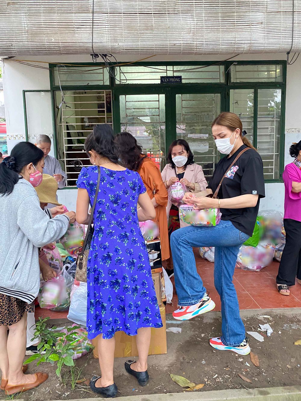  Tiên Trương trở về Việt Nam và chăm làm từ thiện. (Ảnh: FB Tiên Trương) - Tin sao Viet - Tin tuc sao Viet - Scandal sao Viet - Tin tuc cua Sao - Tin cua Sao