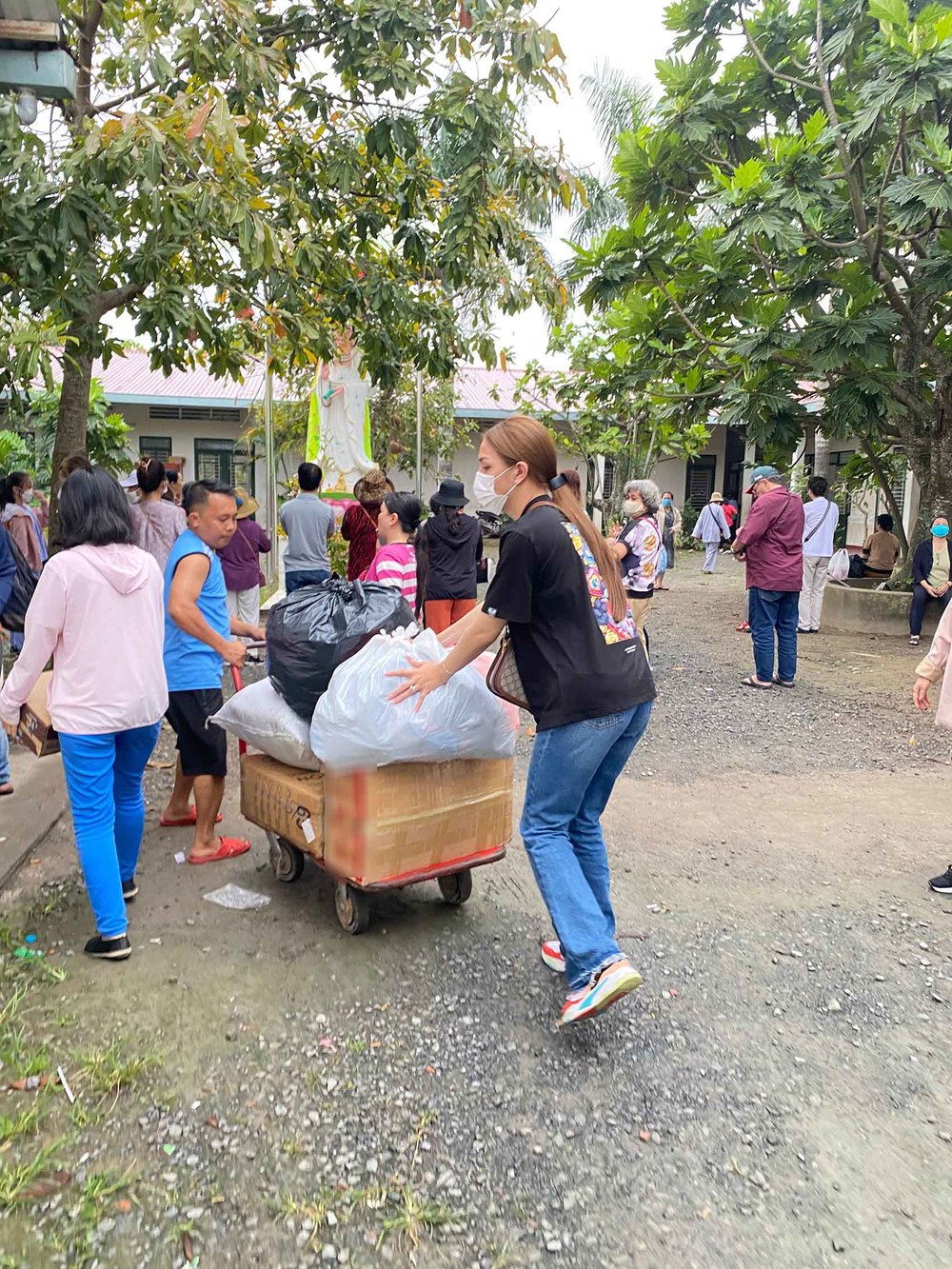  Cô nàng đến thăm những mái ấm để giúp đỡ người già và trẻ em. (Ảnh: FB Tiên Trương) - Tin sao Viet - Tin tuc sao Viet - Scandal sao Viet - Tin tuc cua Sao - Tin cua Sao