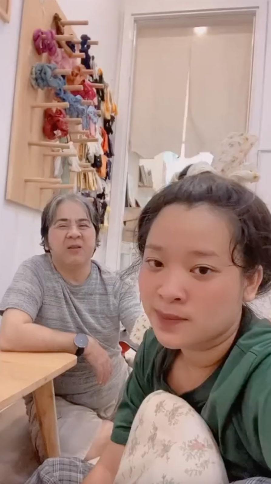  
Tóc đã bạc nhưng nam nghệ sĩ vẫn rất năng động, dí dỏm. (Ảnh: TikTok B.L)