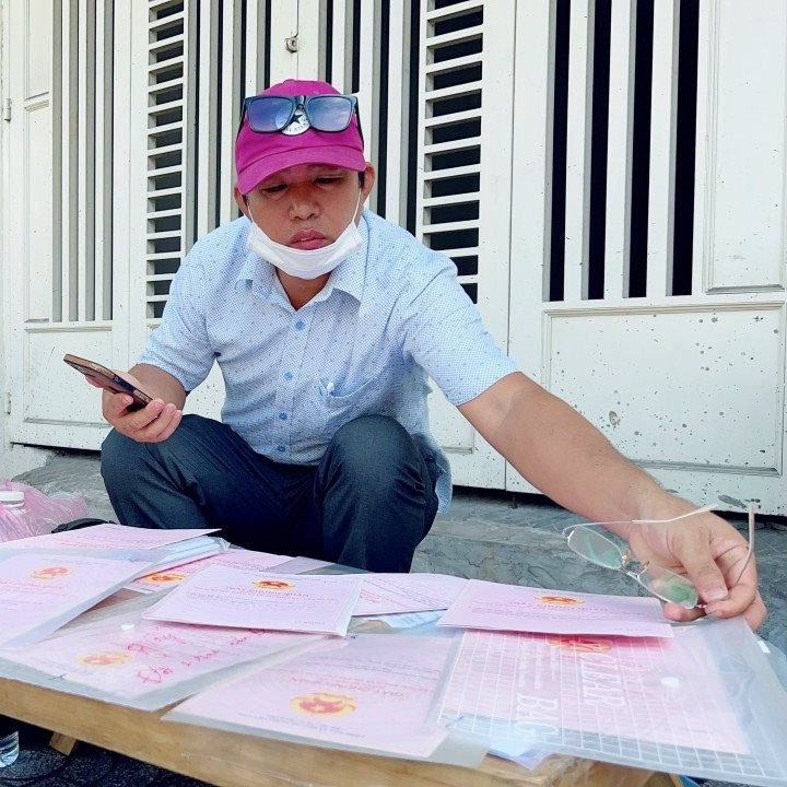 
Người đàn ông mang sổ đỏ ra vỉa hè bày bán. (Ảnh: Markettimes)