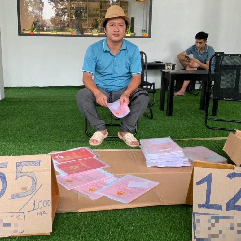  
Một người đàn ông khác bán sổ đỏ trên vỉa hè. (Ảnh: Vietnamnnet)
