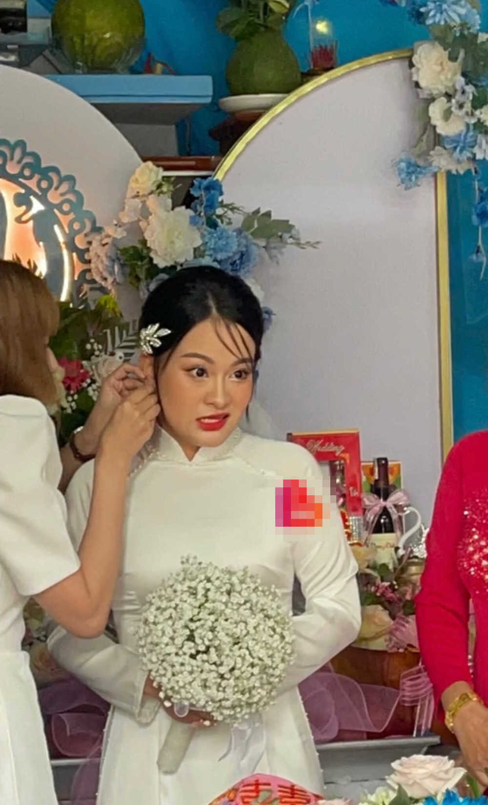  
Đến lúc trao bông tai cũng tấu hài. (Ảnh: B.V)