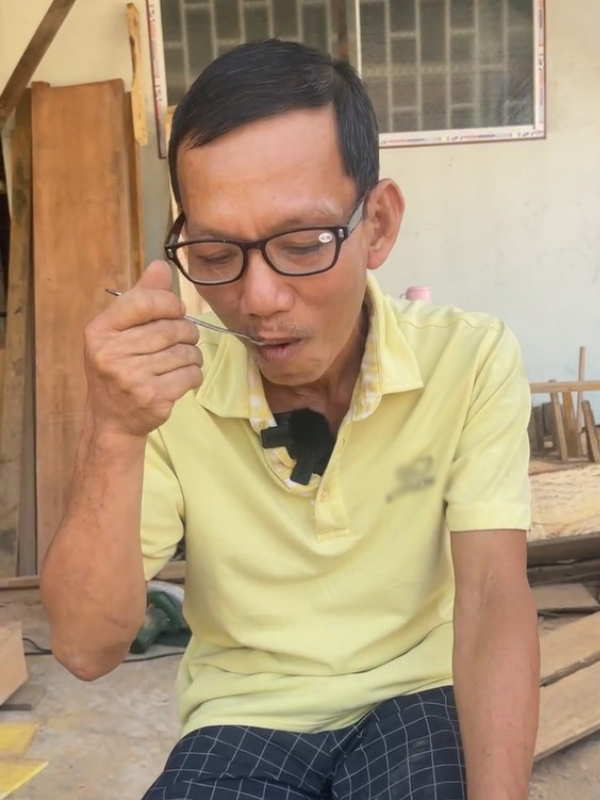  
Dù không thiếu thốn nhưng người đàn ông này vẫn ăn đá vì "thèm". (Ảnh: Chụp màn hình FB Độc Lạ Bình Dương)