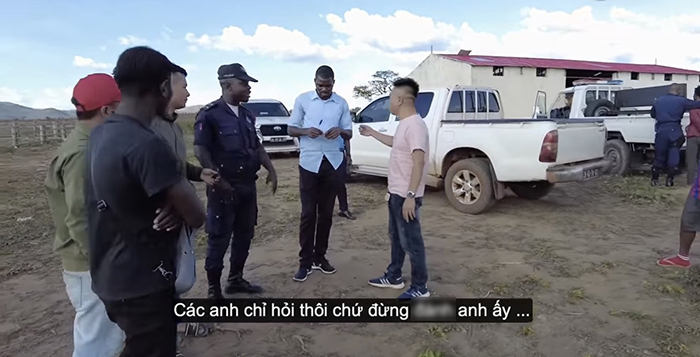  
Dù rất thất vọng về điều này song Quang Linh vẫn hy vọng các anh công an không tác động vật lý với chàng trai kia. (Ảnh chụp màn hình YouTube Tiến Nguyễn - Cuộc sống ở Châu Phi)