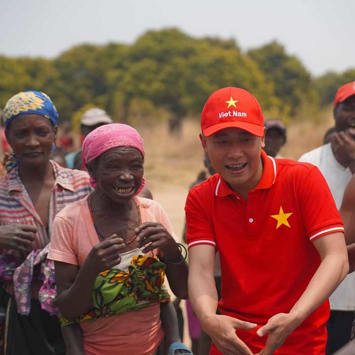  
Những việc mà Quang Linh đã làm cho mảnh đất Angola khiến nhiều người ngưỡng mộ. (Ảnh: FB Quang Linh Vlogs)