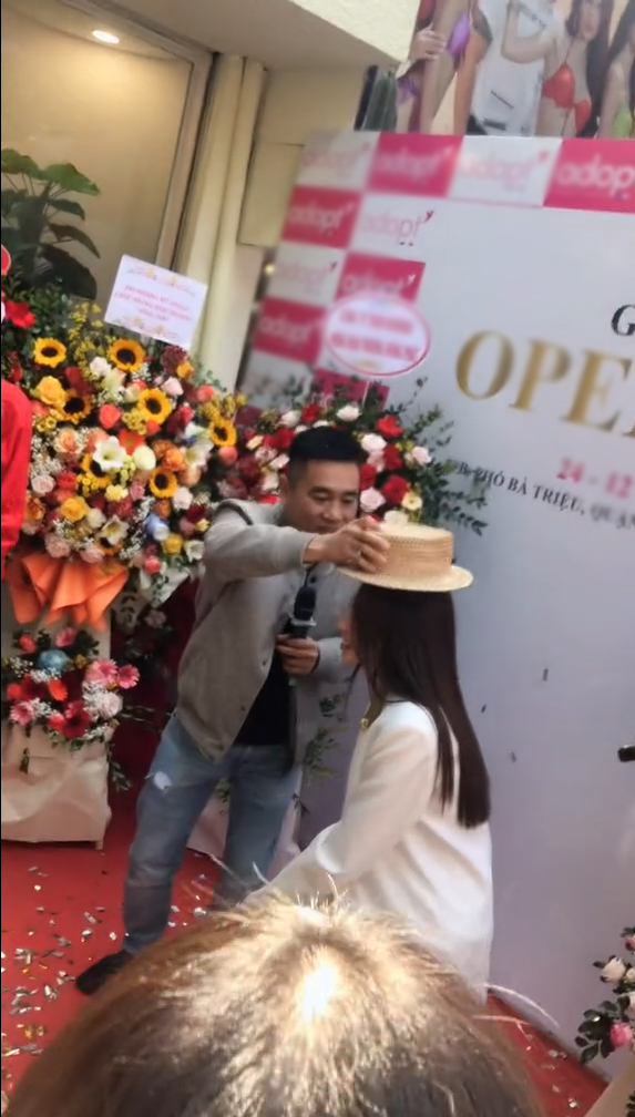  Anh Tiến đã tự tay, chu đáo đội luôn cho Thùy Tiên. (Ảnh: Chụp màn hình TikTok B.N)