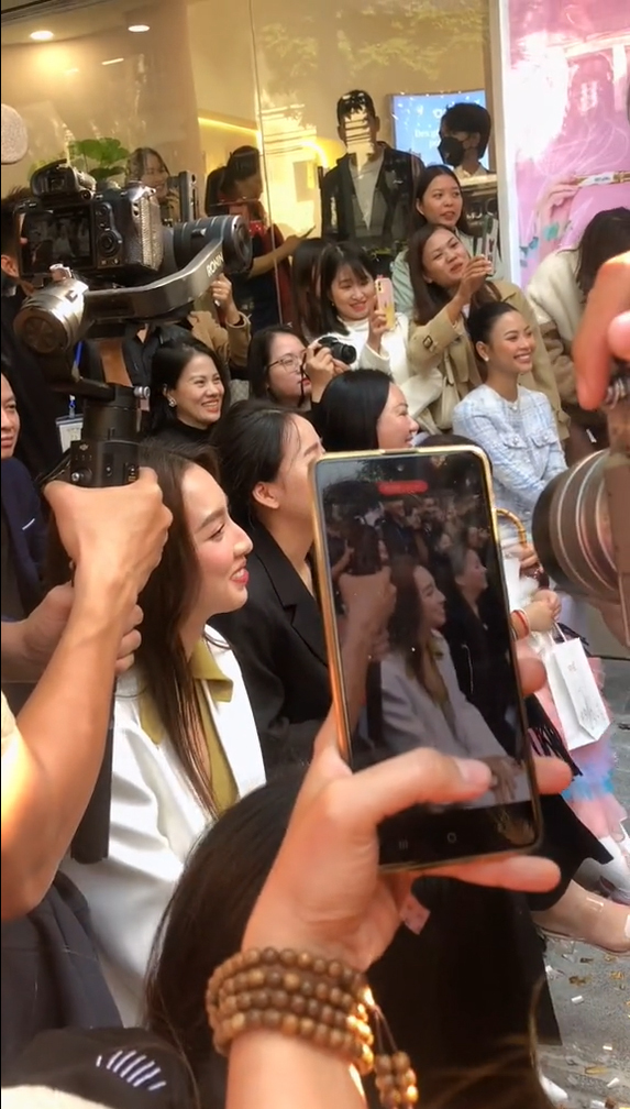  Thùy Tiên ngồi cười bẽn lẽn trong buổi gặp mặt có Tiến Nguyễn. (Ảnh: Chụp màn hình TikTok B.N)