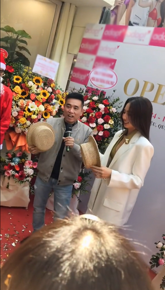  Cô được Tiến Nguyễn trao tận tay món quà. (Ảnh: Chụp màn hình TikTok B.N)