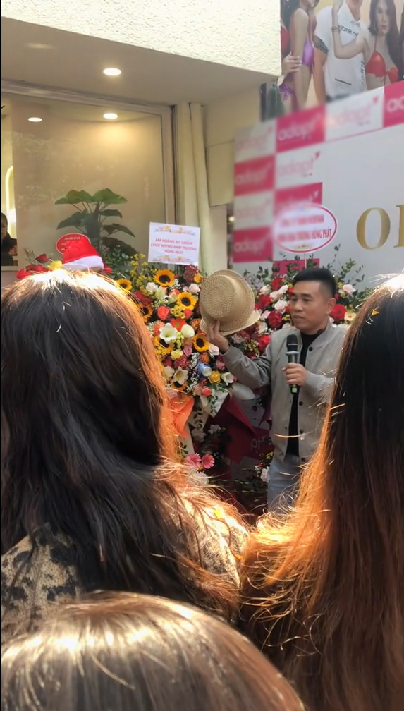  Tiến Nguyễn là người mang món quà của Quang Linh từ châu Phi về cho Thùy Tiên. (Ảnh: Chụp màn hình TikTok B.N)