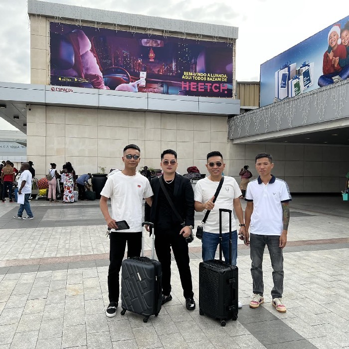  
Quang Linh Vlogs tiễn người anh em của mình về quê ăn Tết. (Ảnh: FB Tiến Nguyễn)