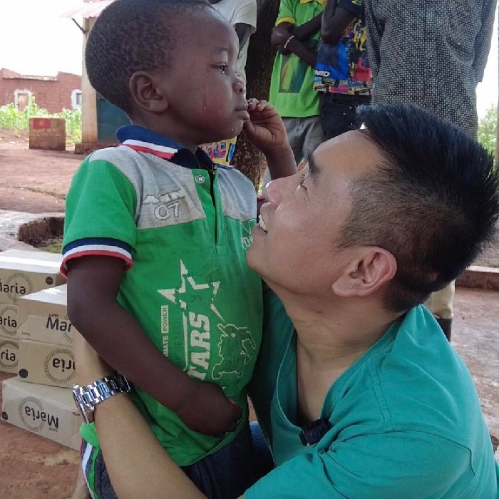  
Lôi Con khóc nức nở khi nghe nói chú Tiến về nước và phải lâu nữa mới quay lại. (Ảnh: YouTube Tiến Nguyễn)