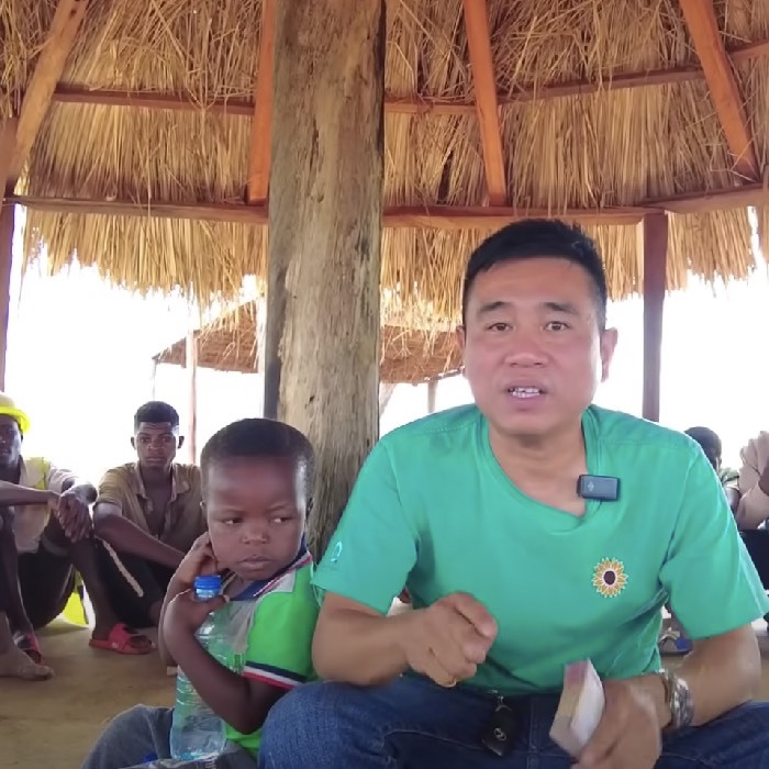  
Tiến Nguyễn cũng đã lì xì cho các công nhân tại trang trại Quang Linh Farm. (Ảnh: YouTube Tiến Nguyễn)