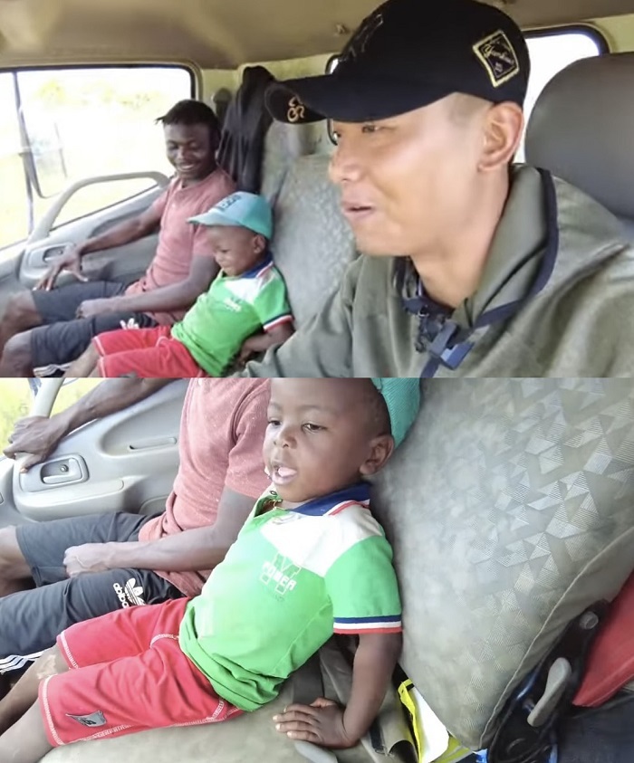  Nam YouTuber đích thân lái xe 2 tiếng mang khoai tây lên bản. (Ảnh: Cắt từ clip YouTube Quang Linh Vlogs - Cuộc sống ở Châu Phi)