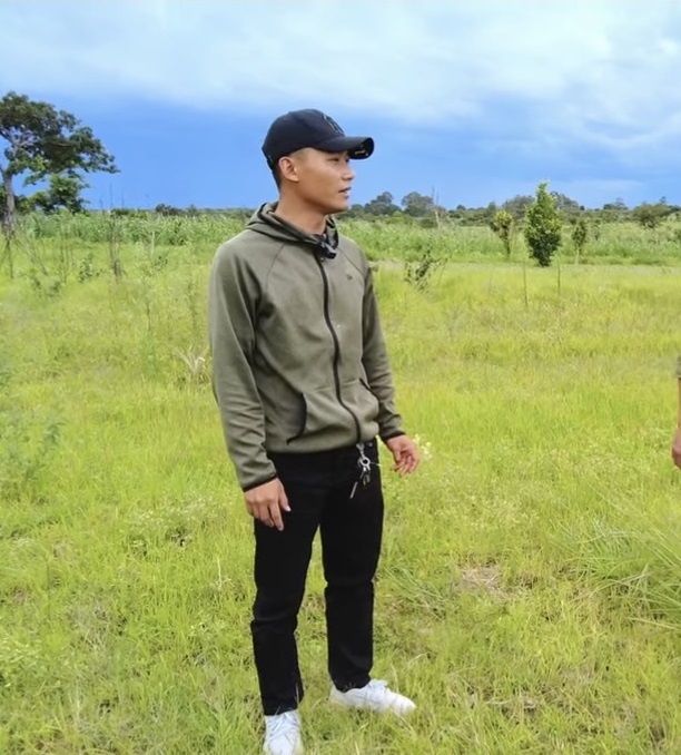  Hành động của chàng trai xứ Nghệ nhận được cơn mưa lời khen từ người hâm mộ. (Ảnh: Cắt từ clip YouTube Quang Linh Vlogs - Cuộc sống ở Châu Phi)