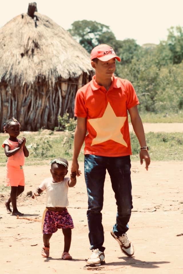  Những việc làm của chàng trai xứ Nghệ với bà con Angola khiến nhiều người cảm phục. (Ảnh: FB Quang Linh Vlogs)