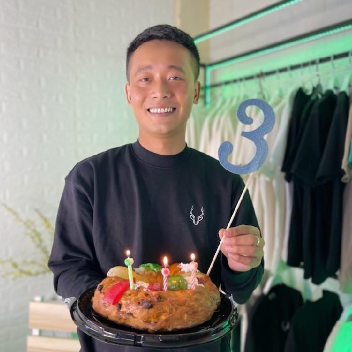  Quang Linh xúc động khi nhận được món quà đặc biệt từ Thùy Tiên. (Ảnh: Chụp màn hình TikTok P.S.C.P)