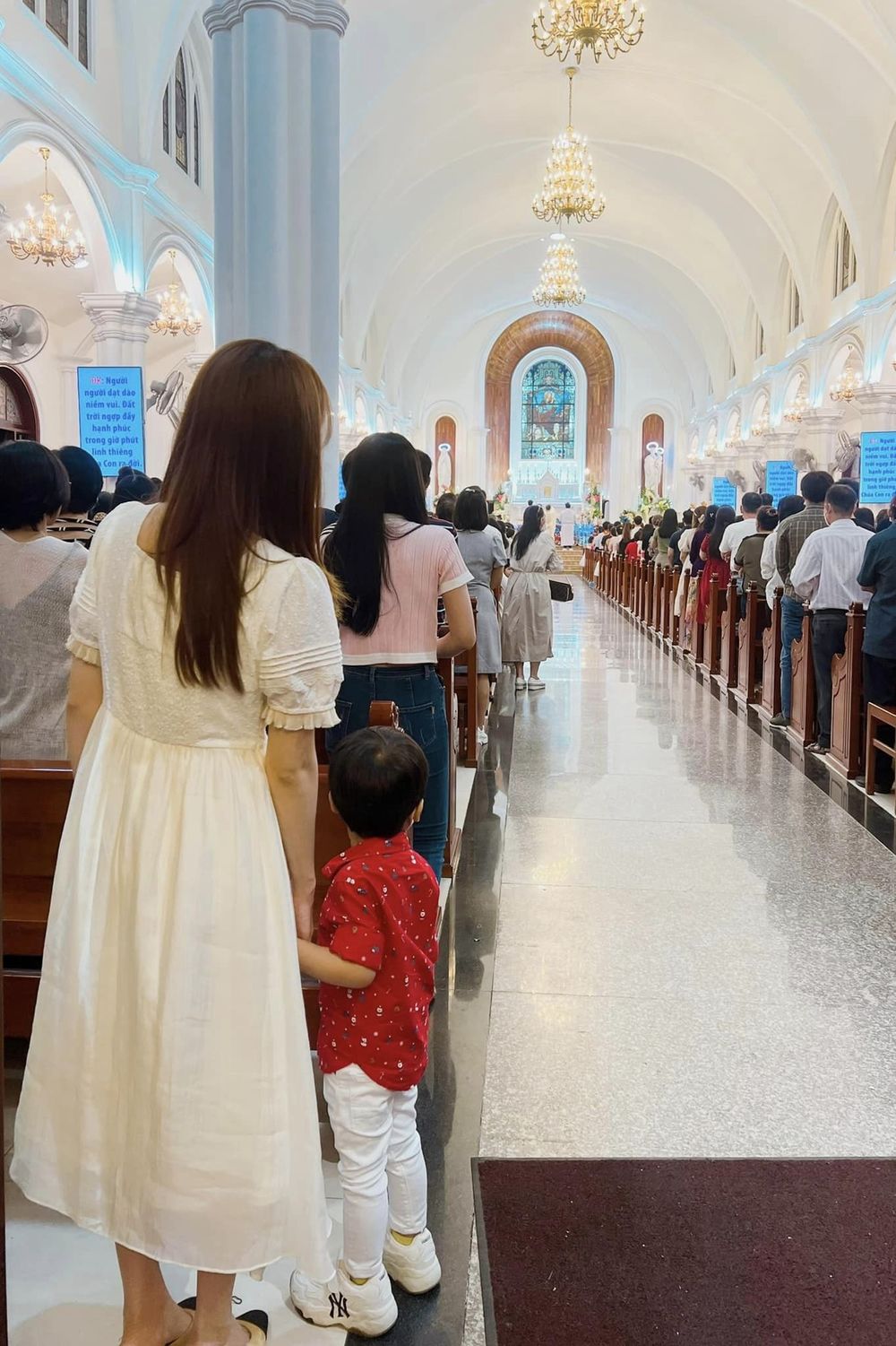  Nữ ca sĩ cùng con trai đến nhà thờ làm lễ trong ngày Giáng sinh. (Ảnh: FB Hòa Minzy) - Tin sao Viet - Tin tuc sao Viet - Scandal sao Viet - Tin tuc cua Sao - Tin cua Sao