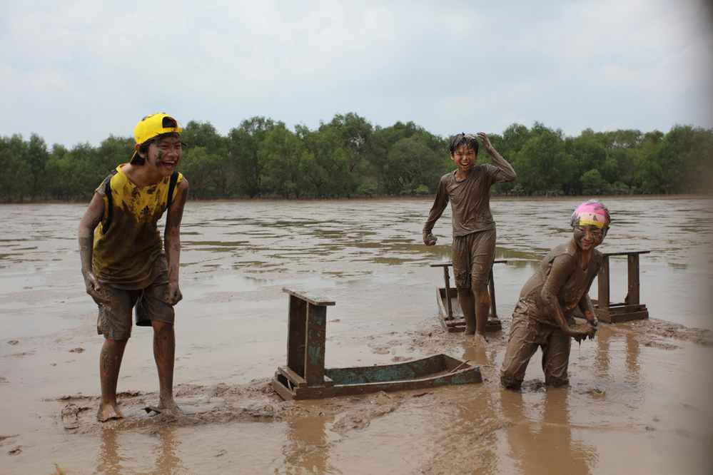  
Các diễn viên nhí đã mất đến 6 tháng trải nghiệm cuộc sống miền Tây sau khi được chọn vai. (Ảnh: Thanh Niên)