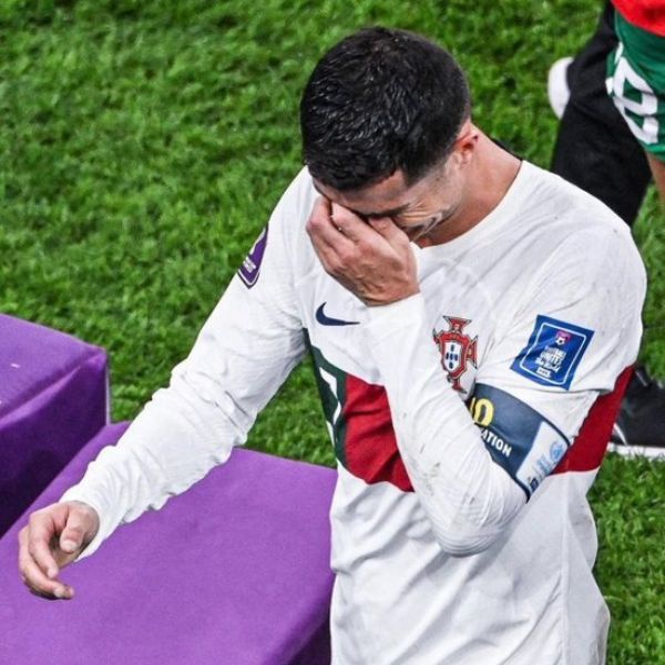 Ronaldo, World Cup, bật khóc: Ronaldo đã mang về nhiều danh hiệu cho bóng đá thế giới và cũng bị xé lòng khi đội tuyển của mình thất bại trong một trận đấu căng thẳng tại World Cup. Hãy xem hình ảnh Ronaldo bật khóc trên sân cỏ để cảm nhận niềm đau khi đánh mất áo đấu đội tuyển như thế nào.
