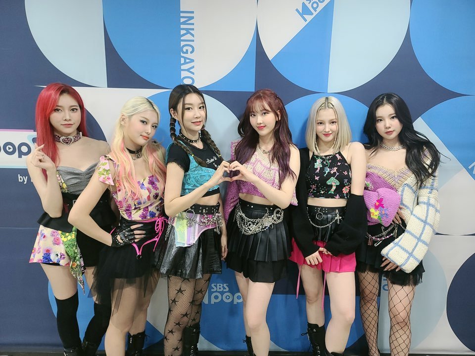 Stylist MOMOLAND mãi chẳng thay đổi, liên tục 