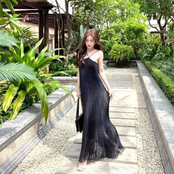  
Thiên An dịu dàng và quyến rũ trong chiếc váy maxi đen. (Ảnh: FB Thiên An)