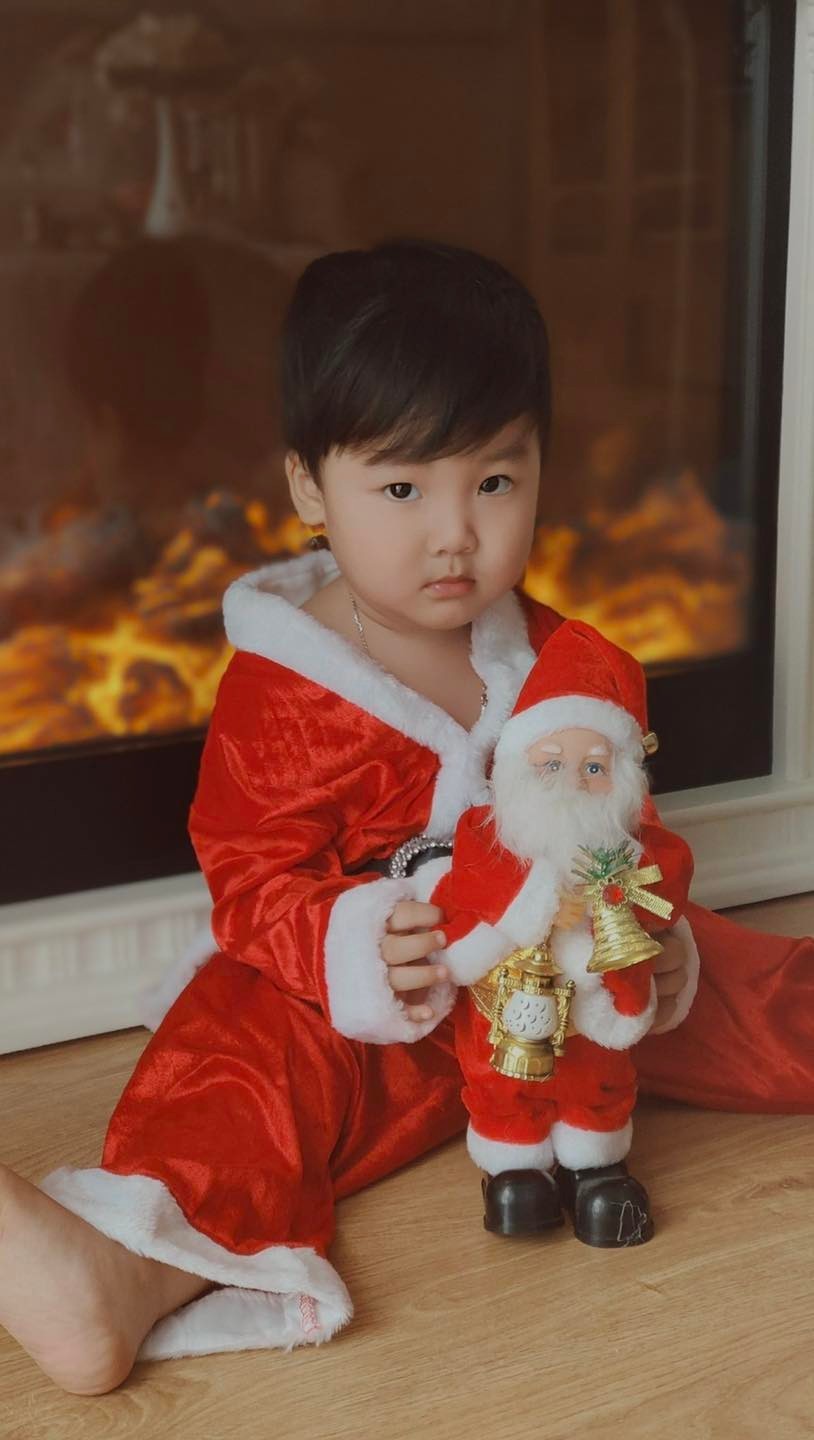  
Quý từ nhà Hòa Minzy đáng yêu trong set đồ Ông già Noel. (Ảnh: FB Con Là Bo Đây)