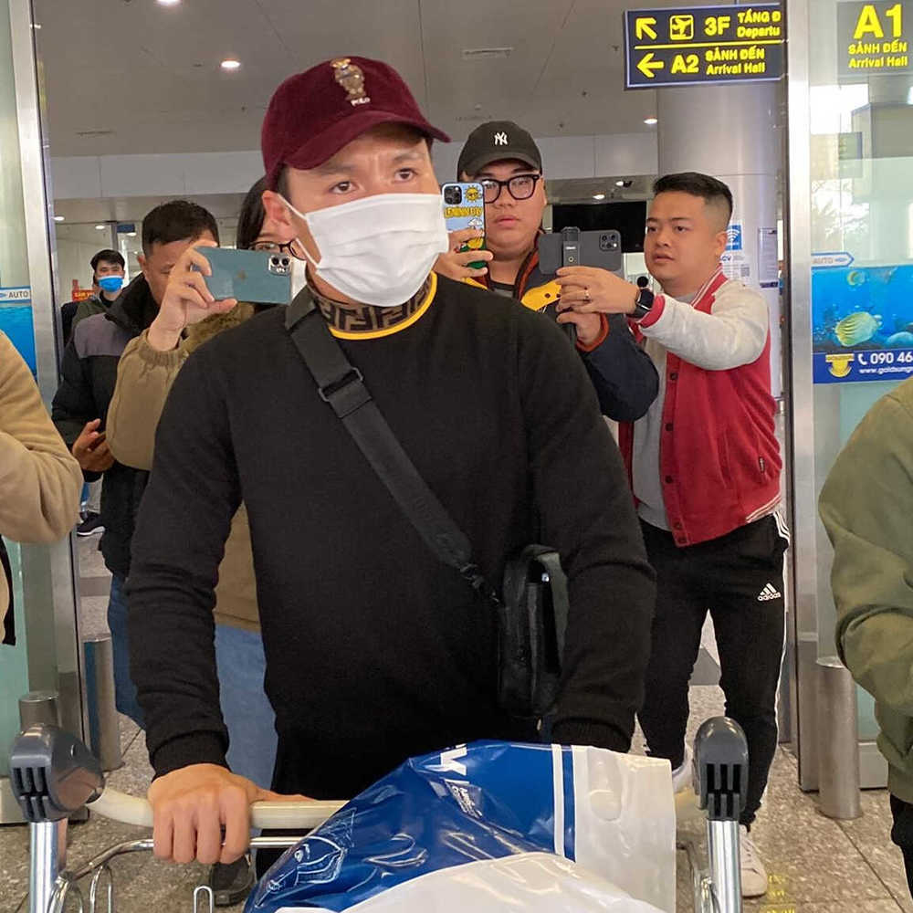 Trong khi đó, Quang Hải lại bị vây kín bởi người hâm mộ, báo giới. (Ảnh: Thanh Niên) Trong khi đó, Quang Hải lại bị vây kín bởi người hâm mộ, báo giới. (Ảnh: Thanh Niên)