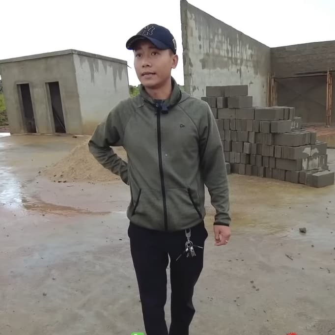  Việc phải quán xuyến một trang trại rộng lớn đối với Quang Linh là điều không hề dễ dàng. (Ảnh: Chụp màn hình YouTube Quang Linh Vlogs)