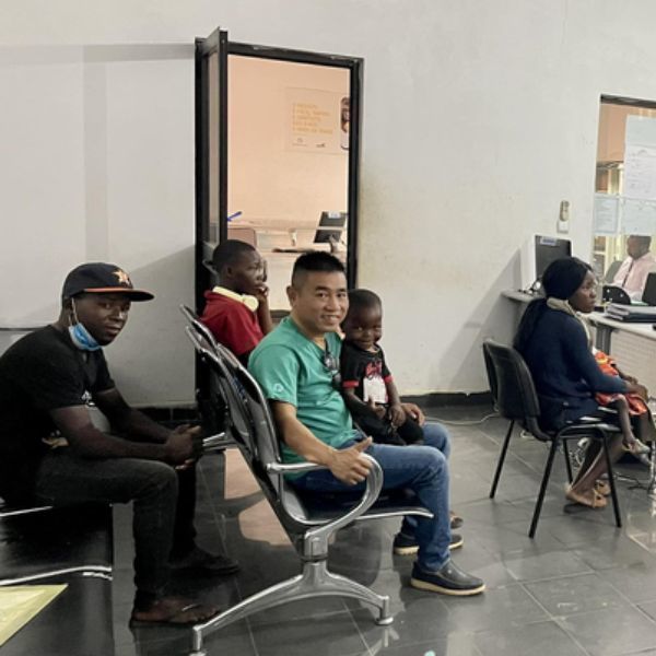  
Chú Tiến là người yêu thương Lôi Con hết mực, chăm chút từ ăn uống tới đồ áo. (Ảnh: Team Châu Phi)