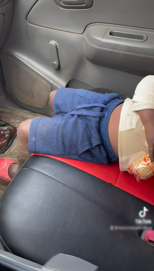  
Đôi chân lấm lem bùn đất vì vừa đi chơi về. (Ảnh: Team Châu Phi)