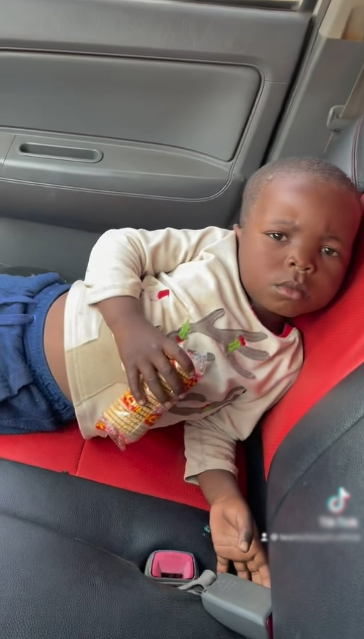  
Gương mặt cậu dường như chẳng có nhiều cảm xúc, chẳng thèm ăn túi bánh trên tay. (Ảnh: Team Châu Phi)