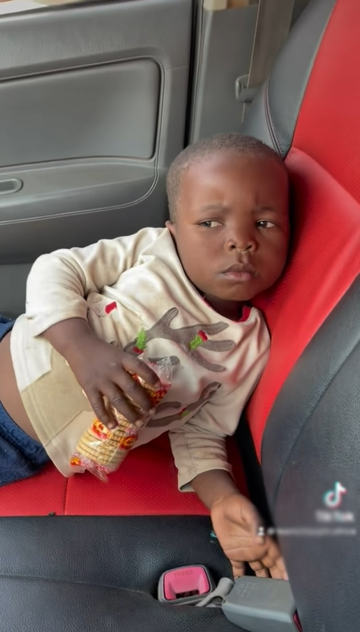  
Lôi Con hụt hẫng khi chú Tiến về Việt Nam ăn Tết. (Ảnh: Team Châu Phi)