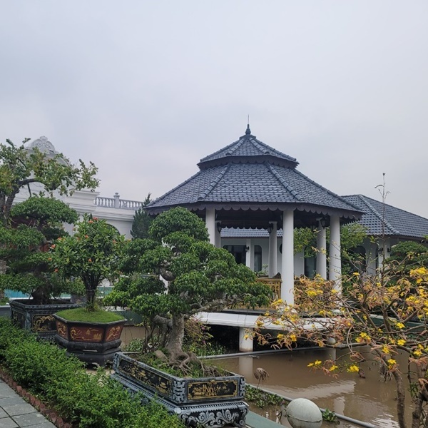  
Căn biệt thự có rất nhiều khu vực giải trí như ao cá, chòi. (Ảnh: Người Đưa Tin)