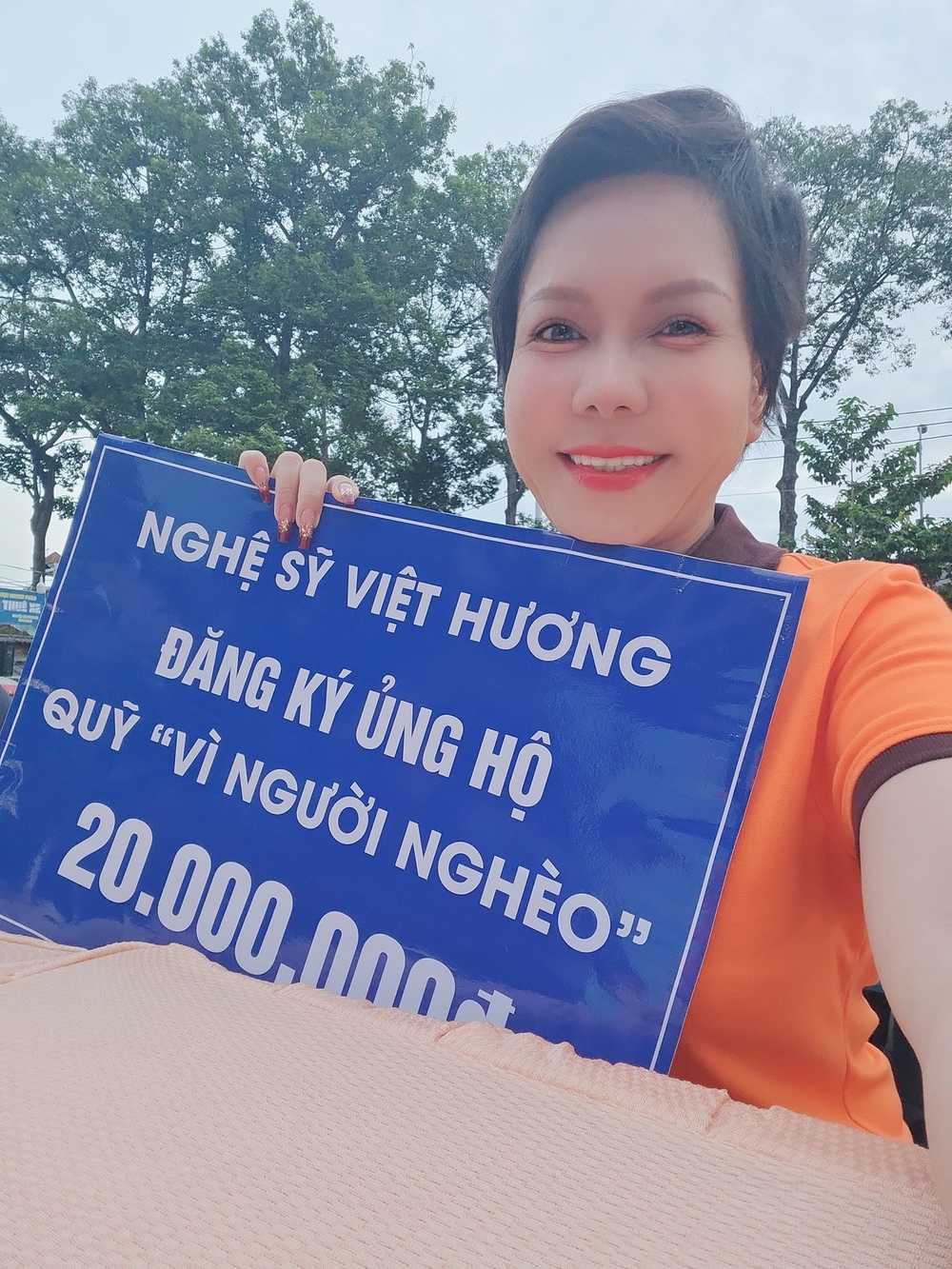  
Nữ danh hài thường xuyên chi tiền làm từ thiện. (Ảnh: FB Việt Hương) - Tin sao Viet - Tin tuc sao Viet - Scandal sao Viet - Tin tuc cua Sao - Tin cua Sao