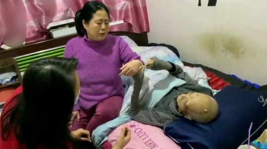
Cả nhà đang ngồi bên giường bệnh của người cha già trong những giây phút cuối cùng của cuộc đời ông. (Ảnh: Weibo)