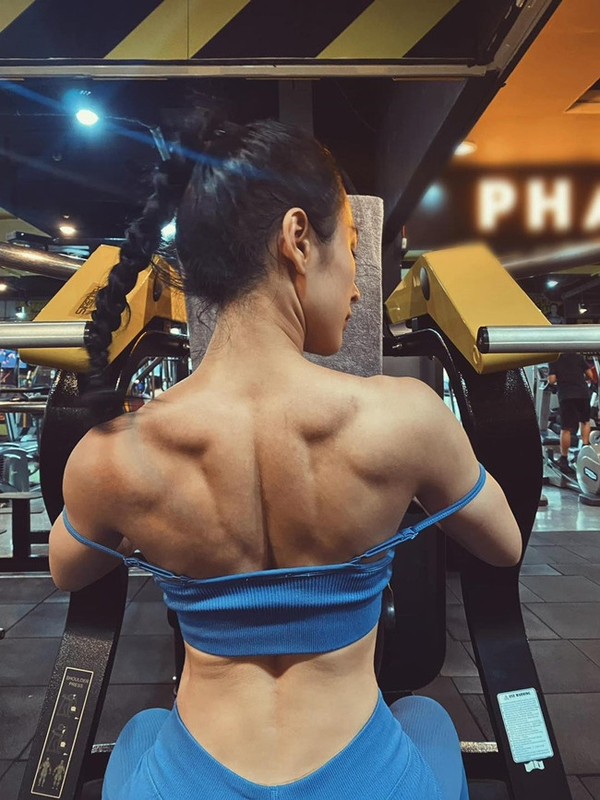  
Cận body "lực điền" của người đẹp trong thời gian tập gym. (Ảnh: FB Angela Phương Trinh) - Tin sao Viet - Tin tuc sao Viet - Scandal sao Viet - Tin tuc cua Sao - Tin cua Sao