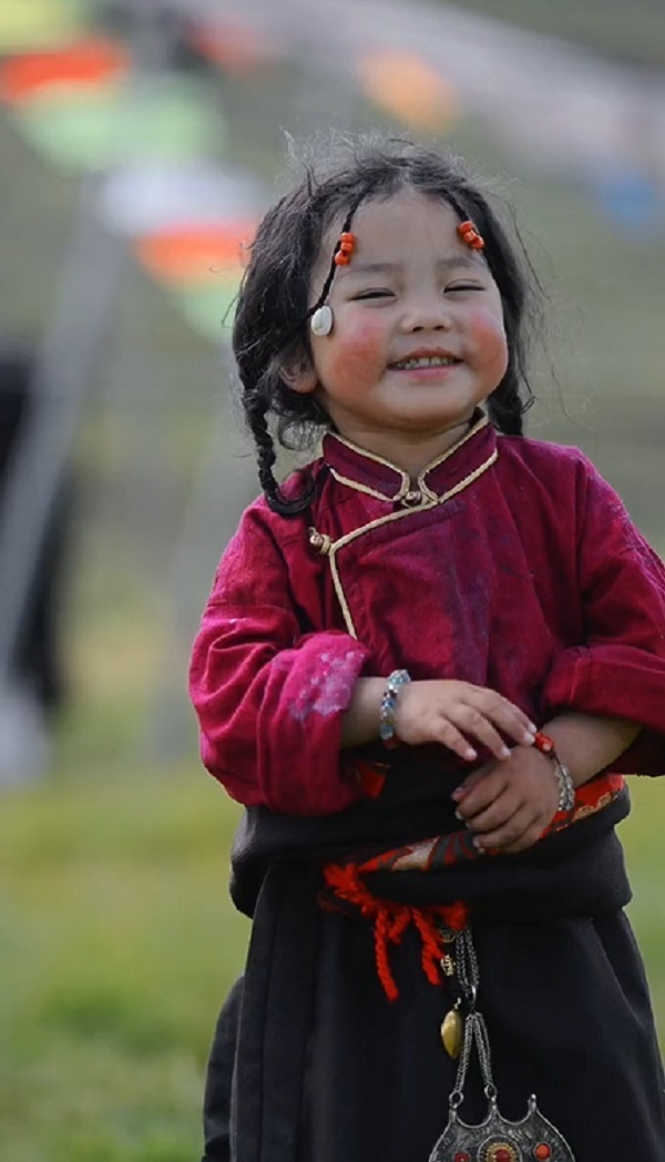  Cô bé khoác lên mình bộ quần áo truyền thống của dân tộc càng thêm phần đáng yêu. (Ảnh: Cắt từ clip Douyin)