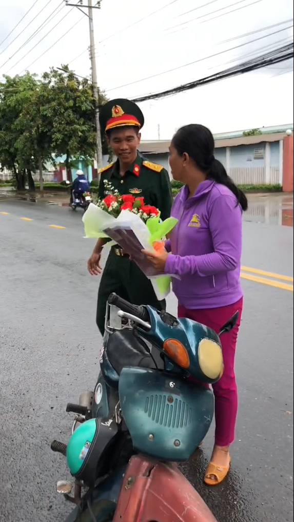 
Anh tặng cho mẹ bó hoa lớn mình ôm trên tay. (Ảnh: Chụp màn hình video TikTok M.H)