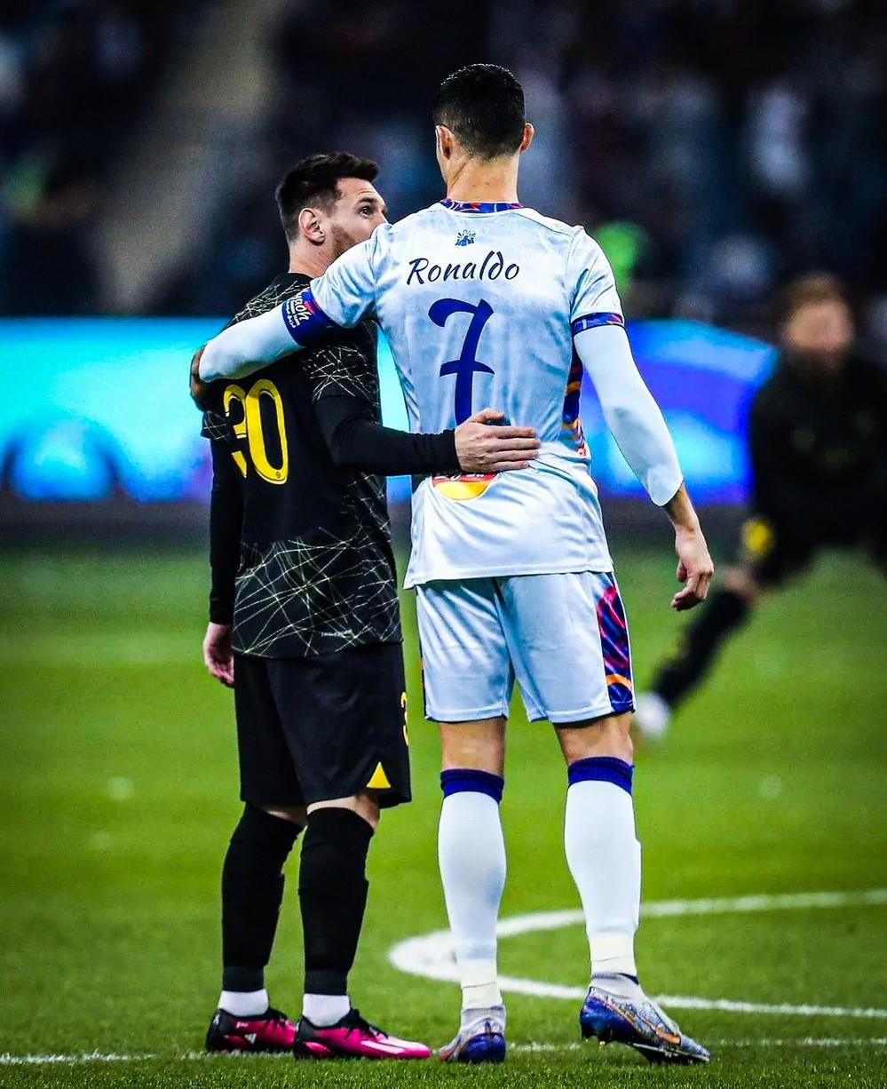 
Messi và Ronaldo hỏi thăm nhau trong trận đấu. (Ảnh: Al Nassr)