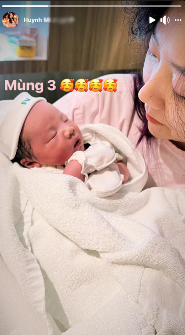 
Huỳnh Mi bất ngờ đón con thứ 2 vào đúng mùng 3 Tết. (Ảnh: Facebook Huỳnh Mi)