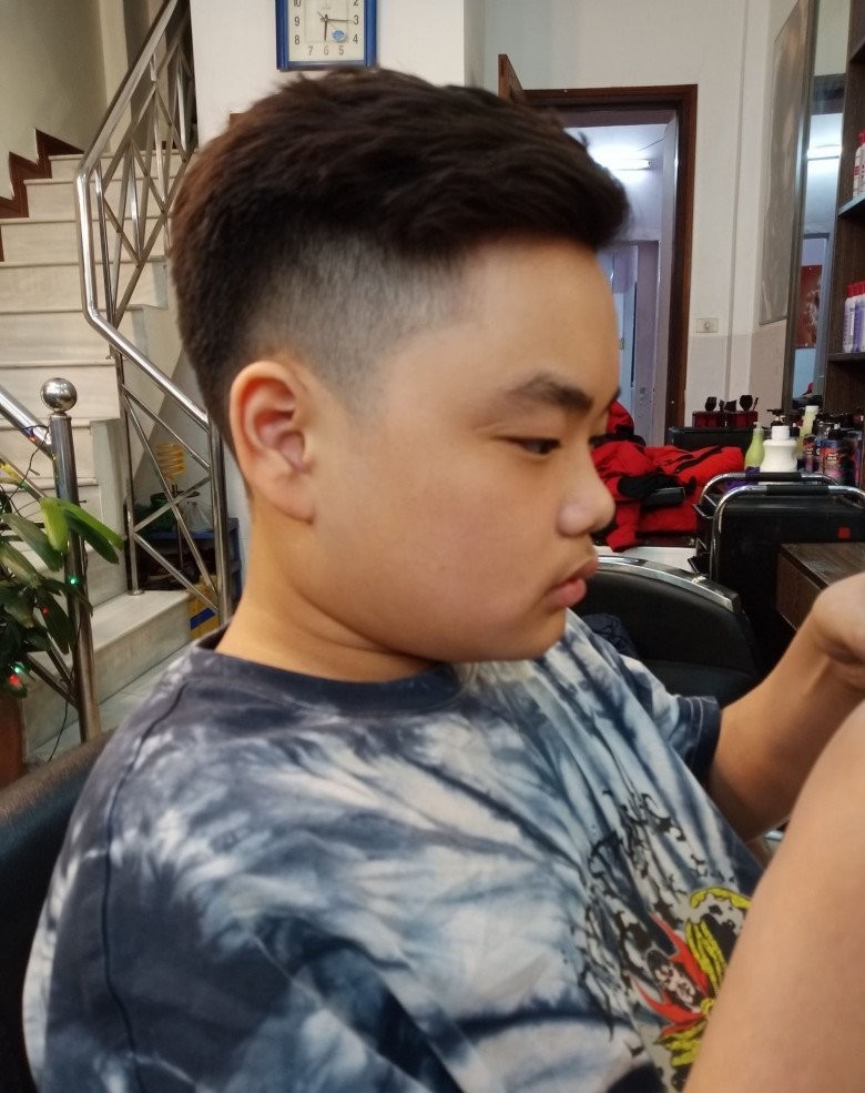  Con trai bất ngờ thay đổi kiểu tóc khiến nhiều người trầm trồ. (Ảnh: FB Nguyen Hong Nhung)
