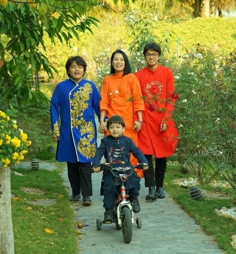  
Ngoài 2 con trai lớn gia đình Xuân Bắc cũng chào đón thêm cậu út đáng yêu. (Ảnh: FB Nguyen Hong Nhung)