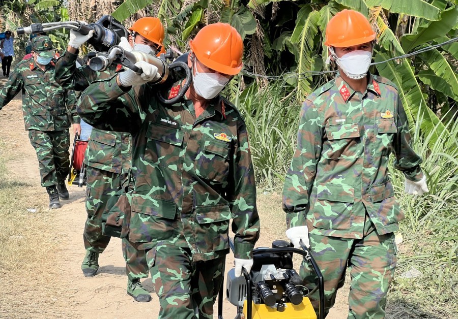  
Lực lượng công binh cũng đã có mặt tại hiện trường, tham gia giải cứu cháu bé. (Ảnh: Vietnamnet)