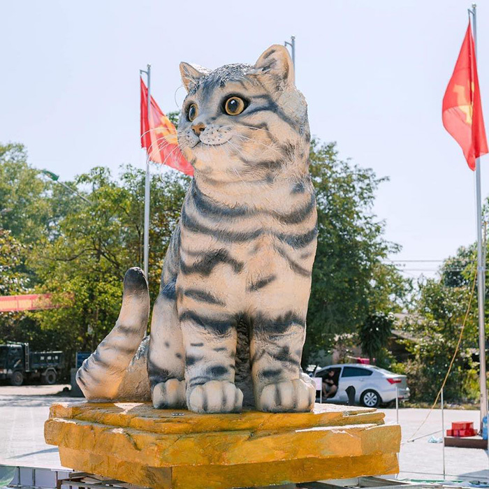  Chú mèo sau khi hoàn thiện được đặt tại Quảng trường trung tâm thị trấn Ái Tử huyện Triệu Phong, tỉnh Quảng Trị. (Ảnh: FB L.H)