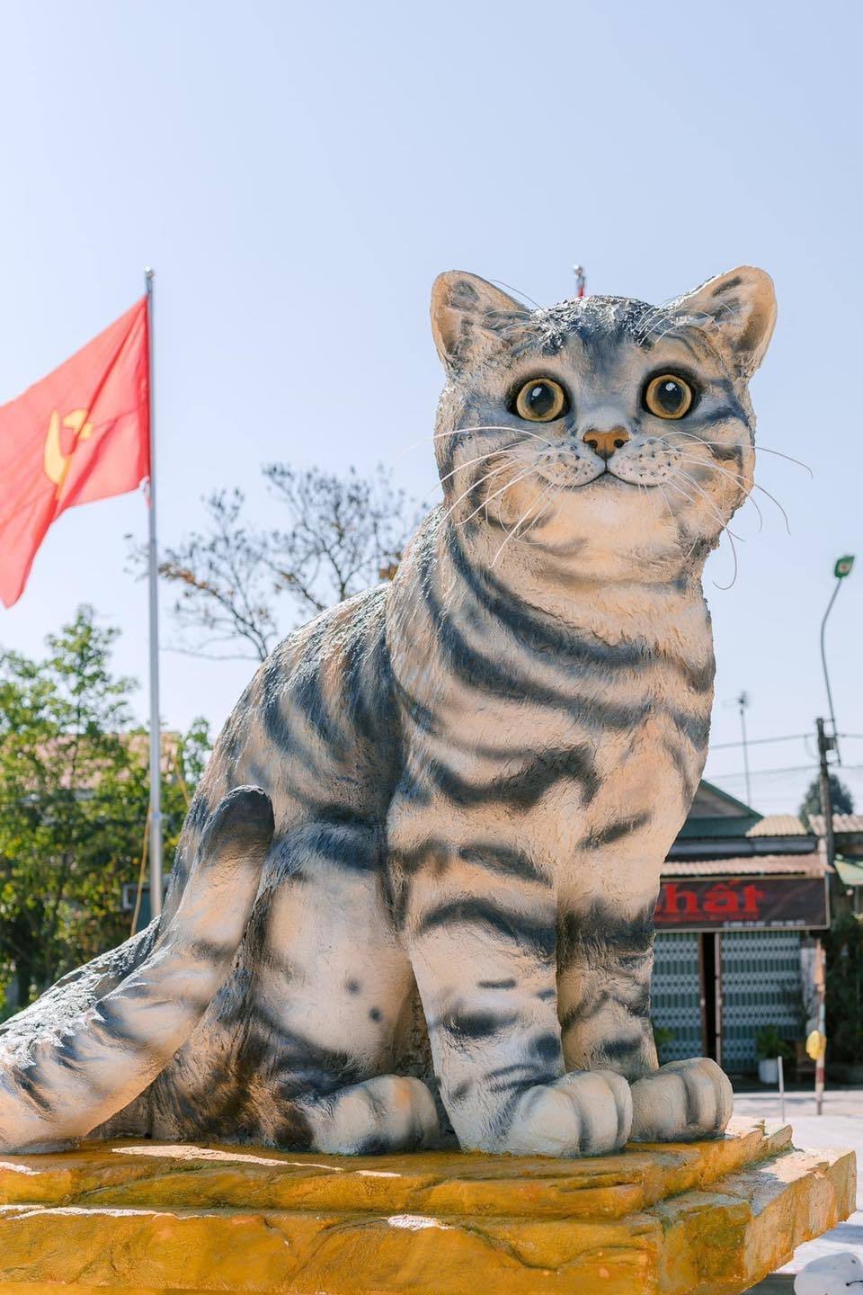  Tượng mèo này được lấy cảm hứng từ mèo tam thể, một giống mèo thuần Việt. (Ảnh: FB L.H)