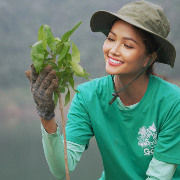  
Người đẹp cho biết bản thân không nhớ nổi số lượng cây mà mình đã trồng vì quá nhiều. (Ảnh: FB H'Hen Niê) - Tin sao Viet - Tin tuc sao Viet - Scandal sao Viet - Tin tuc cua Sao - Tin cua Sao